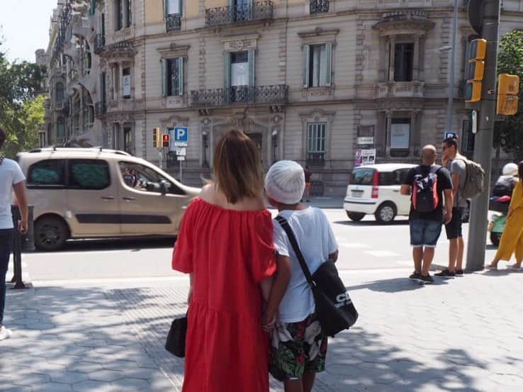 内田新菜さんのインスタグラム写真 - (内田新菜Instagram)「ガウディのカサバトリョに行く途中♡ ・ ・ #spain #barcelona #夏休み #ヨーロッパ旅行 #旅 #息子 #忘備録 #🇪🇸」9月10日 21時45分 - ninauchida