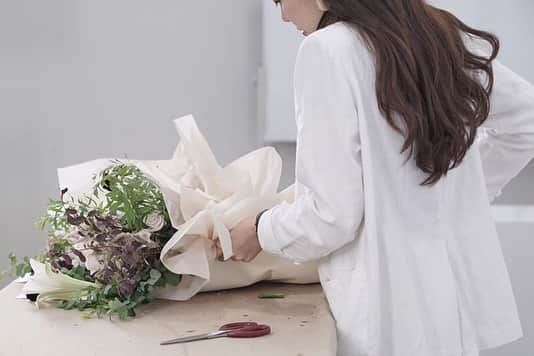 플로리스트 이주연 florist Lee Ju Yeonさんのインスタグラム写真 - (플로리스트 이주연 florist Lee Ju YeonInstagram)「. . Handtied demonstration . @flower_school_okeeffe @vanessflower . . 订花 WeChat ID vaness_flower 클래스상시모집 당일꽃주문가능 #수업문의 #주문예약 #lesson #Order  Katalk ID vaness52 WeChat ID vaness_flower E-mail vanessflower@naver.com . 강남구 역삼동608-16 📞02-545-6813 . #vanessflower #florist #flowershop #handtied #flowerlesson #花束 #花束包装 #바네스플라워 #플라워카페 #플로리스트 #꽃다발 #부케 #플로리스트학원 #역삼동꽃집 #역삼역꽃집 #언주역꽃집 #꽃꽂이수업 #플라워레슨 #꽃다발포장법 #꽃수업 #꽃주문 #하우스웨딩 #대관 #바네스꽃다발 #vaness花束」9月10日 21時46分 - vanessflower