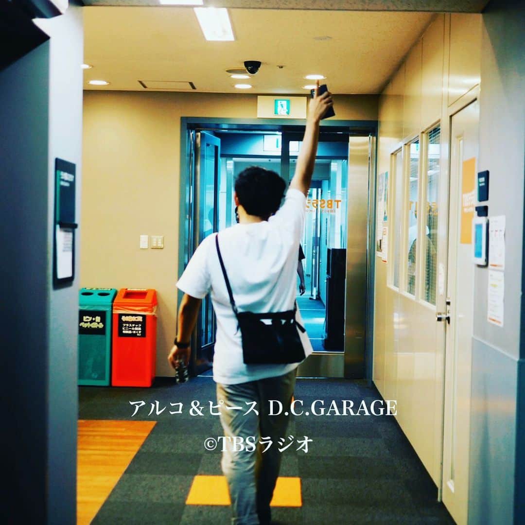 のインスタグラム：「人差し指！  #今日 #深夜0時から #tbsラジオ #954 #アルピーdcg」