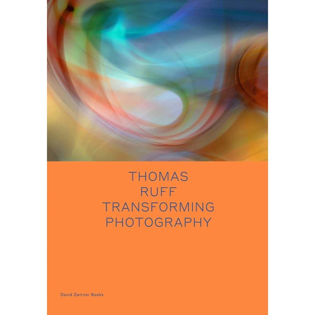Fashion Headlineのインスタグラム：「【ART&CULTURE】 ブックショップShelf(@shelf_bookshop )の今週のレコメンドは、トーマス・ルフ『Transforming Photography』。 同名の展覧会が香港のギャラリー「David Zwirner」で行われ、それに際して出版されたトーマス・ルフの最新の作品集。 . @fashionheadlinejpn サイトで公開中✒︎ . @davidzwirner  #shelf #art #photography #transformingphotography #thomasruff #davidzwirner #davidzwirnergallery #linnaeustripe #hausderkunst #okwuienwezor #book #photographer #artist #トーマスルフ #デヴィッドツィナー #アート #香港 #ハウスデアクンスト」