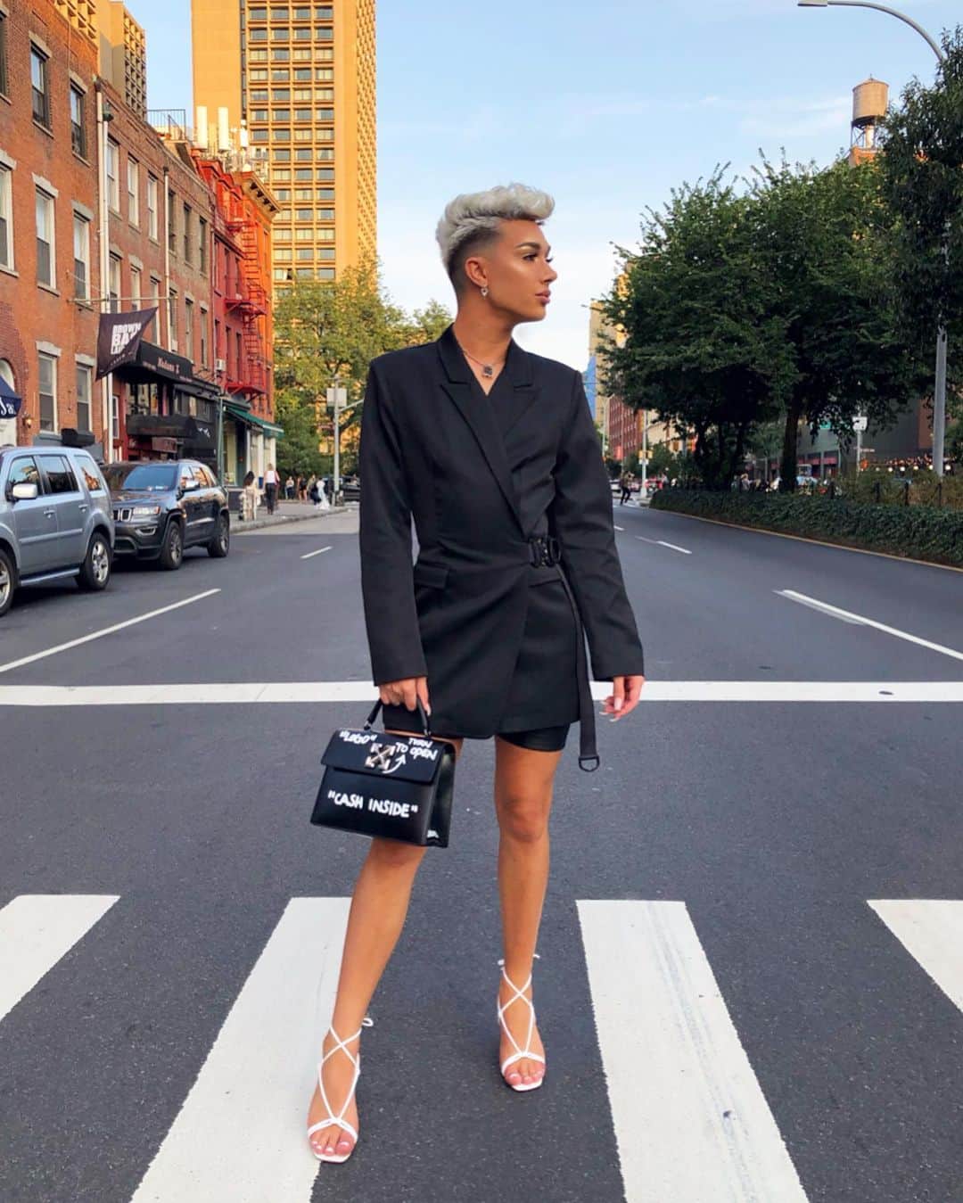 ジェームス・チャールズさんのインスタグラム写真 - (ジェームス・チャールズInstagram)「HELLO NEW YORK! 🗽🖤 it’s so good to be back for fashion week! what’s your favorite outfit to wear?  ____  styled by @joeythao inspired by @lissyroddyy 😍」9月11日 8時50分 - jamescharles