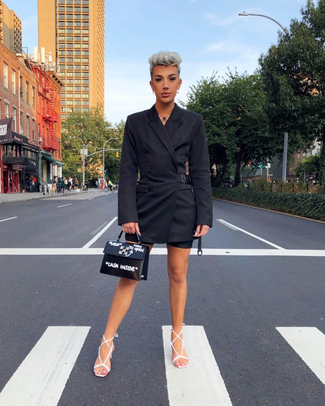 ジェームス・チャールズさんのインスタグラム写真 - (ジェームス・チャールズInstagram)「HELLO NEW YORK! 🗽🖤 it’s so good to be back for fashion week! what’s your favorite outfit to wear?  ____  styled by @joeythao inspired by @lissyroddyy 😍」9月11日 8時50分 - jamescharles