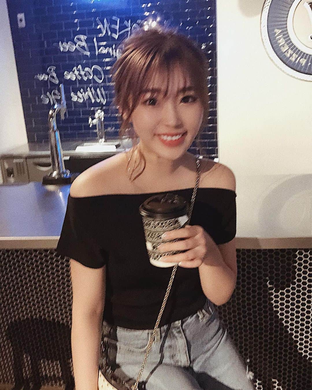 藤川沙弥のインスタグラム：「⸝⸝⸝⸝⸝⸝﻿ ﻿ ブレてる位がちょーど良い✌︎笑﻿ ﻿ ﻿ この日は夜から﻿ wedding partyだったから﻿ @hairmakesaloncharmer さんで﻿ ヘアセットしてもらった♥︎﻿ ３枚目が分かりやすいかも📸﻿ このポニーアレンジの髪型が好きで﻿ カジュアルめに作ってもらいたくて﻿ オーダーしたら良い感じに﻿ 仕上げてくれました🙇‍♀️💕﻿ ﻿ ﻿ ﻿ ﻿」