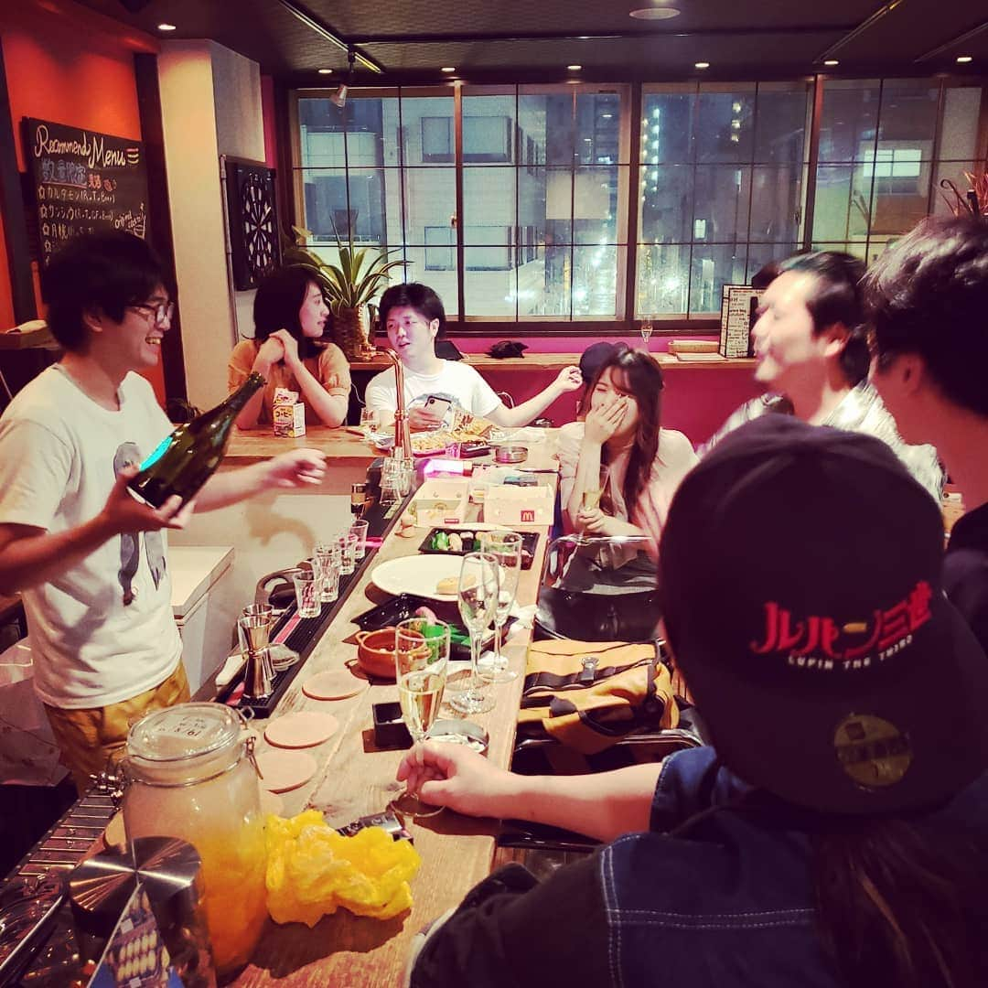 東朋宏さんのインスタグラム写真 - (東朋宏Instagram)「昨日はお店は休みだったけど薬酒で常連さんの誕生日パーティー‼️ 光るドンペリ初めて見た‼️ お寿司とかステーキとかスイーツとか、みんな持ち寄って来てくれて、サッカー観ながら腹一杯食べた！確実に主役より食べてるね。。。(笑)  いっせいくんおめでとう‼️ いいバッグもらったね‼️(笑)  #薬酒インスタ対決 #浅草 #バー #薬酒バー #浅草薬酒バー #シャンパン #ドンペリ #光るドンペリ #お寿司 #ステーキ #スイーツ #ハッピーバースデー #誕生日 #プレゼント #誕プレ #おめでとう #去年も楽しかった #あれからもう一年」9月11日 7時32分 - tomohiro_azuma