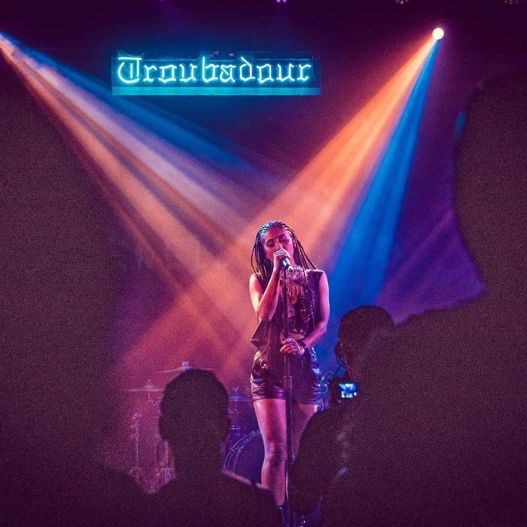 シェネルさんのインスタグラム写真 - (シェネルInstagram)「I thrive...here... 📸 @skylerbarberio . . . #livemusic #troubadour #hollywood #losangelesevents #getinspired #singers🎤」9月11日 7時51分 - chenelleworld