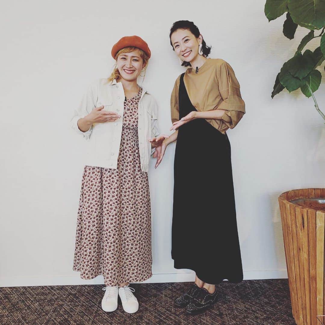 のインスタグラム：「昨日のヒルナンデス！格安コーデバトルのコーナーでご一緒させていただいた丸山桂里奈さんと☺️✨ ぶどう狩り🍇デートコーディネートということで、ボルドーの小花柄ワンピースとカジュアルなジャケットスタイルに✨ とても素敵に着こなしてくださっていました〜😍❤️ ・ ・ #ヒルナンデス#格安コーデバトル#丸山桂里奈さん#テレビでみたことある#あのお菓子いただいた😍🙏#解読難解なお手紙も😆🙏」