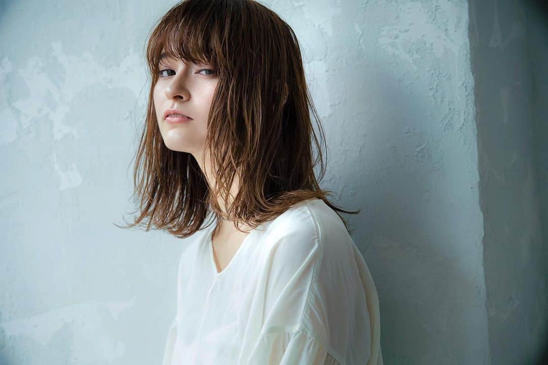 鮫島邦明のインスタグラム：「ヘア担当 @hanchan_gif.hair  秋スタイル  Bobから少し伸びた方に会うスタイル 前髪を作るのがポイント！ #ハイライト #アッシュカラー #梅田美容室 #梅田美容院 #ヘア#梅田ヘアスタイル #髪型 #ヘアセット #ヘアメイク #キラ水 #グラデーション #ホリスティックカラー #ヘアアレンジ #アレンジ #就活 #美容学生 #美容専門学校#gu #snidel #梅田美容師 #モデル #サロンモデル #サロモ #ヘアカタ #ショートヘア#ショート #aujua --------------------------------------. 梅田と東京出店を計画中 スタッフ募集中メッセージくださいね★ AVANCE.CROSStuin梅田茶屋町 TEL06-6377-7211 AVANCE.CROSSmel c西梅田 TEL06-6348-2050 gif.hair TEL06-6377-7277 AVANCE.京橋 TEL06-6356-1555」