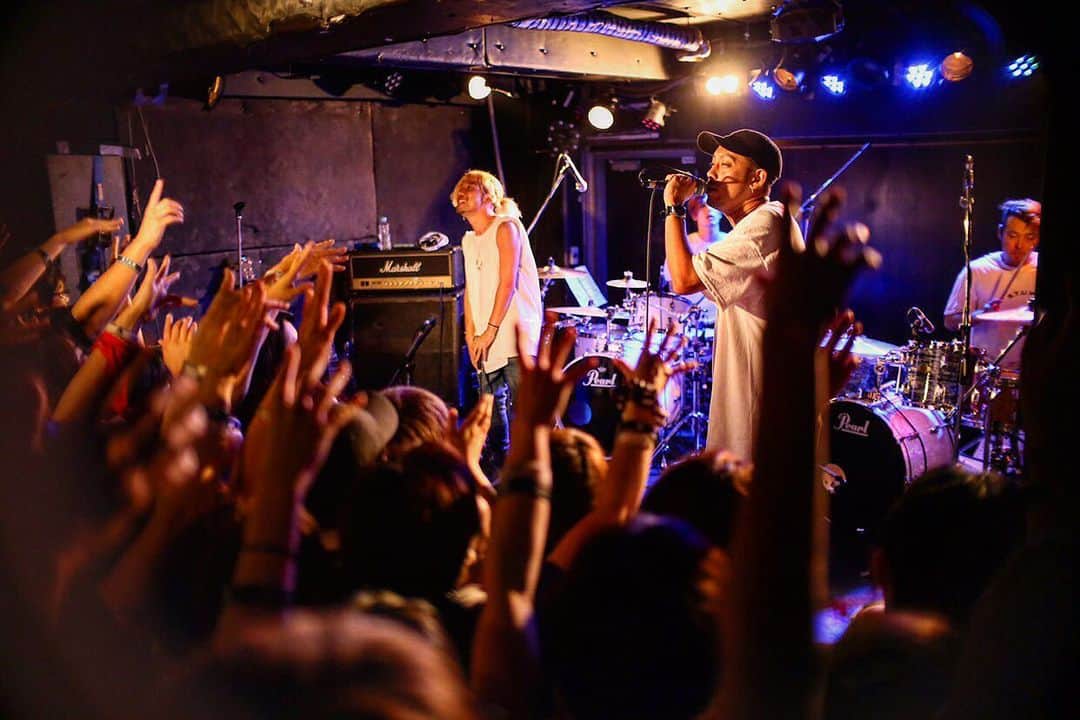 のインスタグラム：「S.T.U.W project vol.2  12/15(sun)@渋谷club asia  ちゃんとアナウンスしてなかった！ 次回は聖地club asia！！ 今回、来てくれた人も、来れなかった皆も遊びに来てね！  忘れもしないハイボールタコ焼きの店で、"もう次のライブ決めて柏の日には発表したいんですよねー"の無茶ぶり。  例のごとく、その場でasiaに電話。 1年前くらいから埋まってるし、どうせ無理っしょー、と思ってたのに、まさかの空きが出るかものアンサー。  そう、これが一粒万倍日にこだわり続けてきた、超絶開運プロジェクトS.T.U.W。  スピード感とタイミングがめちゃくちゃいいんだよなー。  UZが留学で距離は離れてしまうものの、それすら乗り越えてどういうことができるのかってのも、新たな挑戦で、可能性。  UZの成長に負けないよう、オレも国内で頑張りマッス。  てわけで12月のアナウンスも随時していくんで、ワクワクしながら正座待機よろしく！！ photo by アーロン  #stuw #live #nagoya #zion #12/15@clubasia #shibuya #インスタブログ」