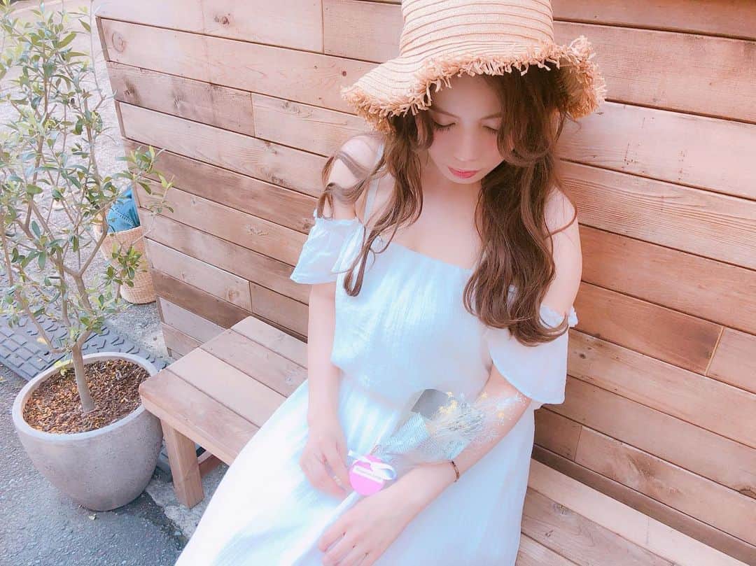 増田愛里菜のインスタグラム：「. 9月だけど、暑過ぎてこのワンピース引っぱり出してきた👀💭👗👒 . . 次に着られるのは今度の沖縄かな🥺🌺？ . . *･゜ﾟ･*:.｡..｡.:*･*:.｡. .｡.:*･゜ﾟ･* . . 展示会の時のヘアはKENZOくん( @_kenzo.com_ )にお願いしたよ〜🐯✂️ . . いつもありがとう🙏✨ . . #fashion #make #makeup #hair #longhair #hairarrange #Photo #photography #portrait #instapic #instaphoto #展示会 #コケットアンナ #ボンシルフ #ヘア #ロングヘア #ヘアアレンジ #波巻き」