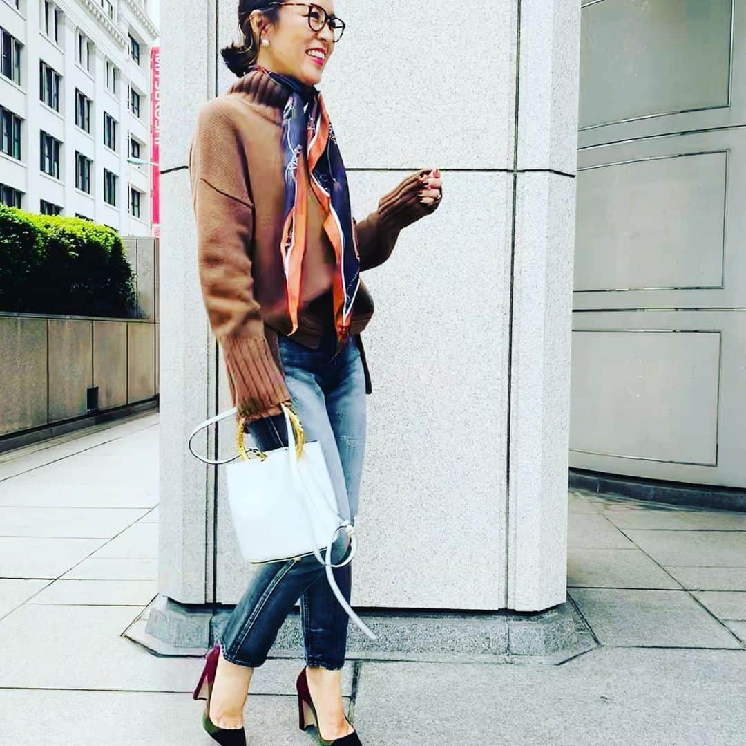 大草直子さんのインスタグラム写真 - (大草直子Instagram)「今日も４時半起きで、46歳頑張っています。このキャラメル色のニットもスカーフも、欲しい！ パリで250€くらいで買った、マノロともぴったり♡ @1er_arrondissement  #upperhights #manoloblahnik  #marni #eyevan7285  #今日は湿度が低くて #過ごしやすい #ような気がする #イタリアまでこのまま走り続けます #今日も元気に #いってらっしゃい」9月11日 8時26分 - naokookusa