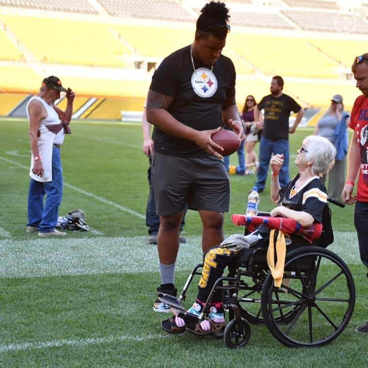 ピッツバーグ・スティーラーズさんのインスタグラム写真 - (ピッツバーグ・スティーラーズInstagram)「Alejandro Villanueva and his teammates spent time with & honored military veterans at Heroes at Heinz Field.」9月11日 8時35分 - steelers