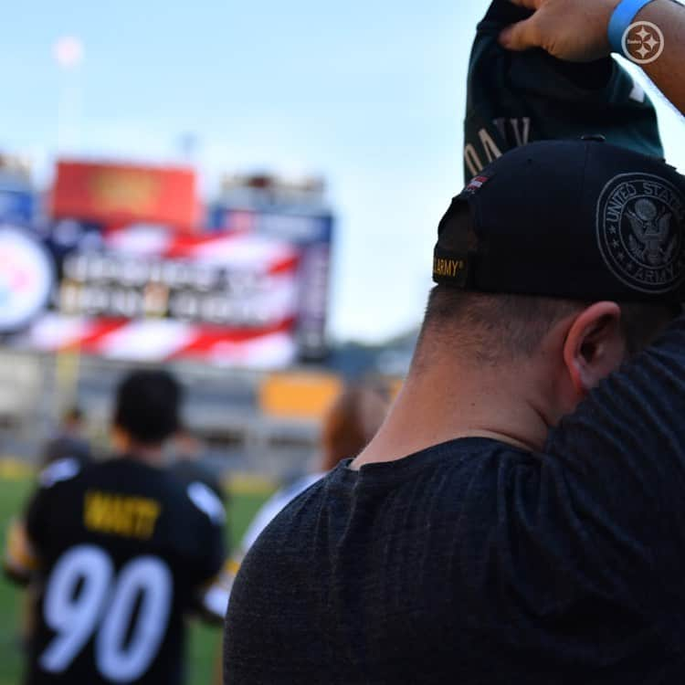 ピッツバーグ・スティーラーズさんのインスタグラム写真 - (ピッツバーグ・スティーラーズInstagram)「Alejandro Villanueva and his teammates spent time with & honored military veterans at Heroes at Heinz Field.」9月11日 8時35分 - steelers