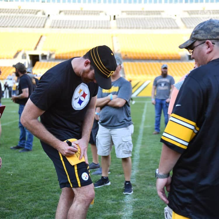 ピッツバーグ・スティーラーズさんのインスタグラム写真 - (ピッツバーグ・スティーラーズInstagram)「Alejandro Villanueva and his teammates spent time with & honored military veterans at Heroes at Heinz Field.」9月11日 8時35分 - steelers