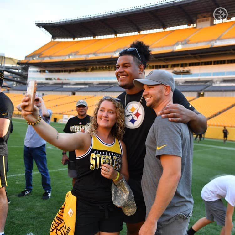 ピッツバーグ・スティーラーズさんのインスタグラム写真 - (ピッツバーグ・スティーラーズInstagram)「Alejandro Villanueva and his teammates spent time with & honored military veterans at Heroes at Heinz Field.」9月11日 8時35分 - steelers