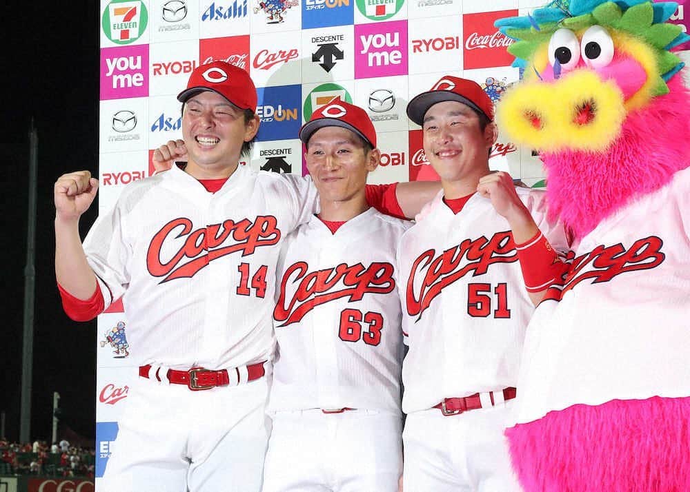 地方民のカープ女子のインスタグラム：「・ こいほー🎏✨ ・ ヒーロー3人とか豪華☺👏 ・ 明日は床田くんで絶対勝ちましょう✊🏻✨ ・ #大瀬良大地#西川龍馬#小園海斗 #広島東洋カープ#広島カープ#カープ#carp #写真はスポニチさんより」