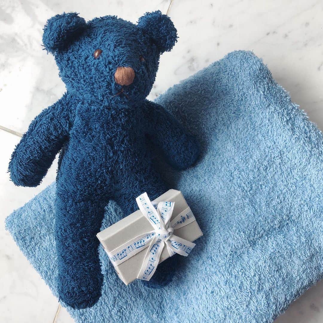 のインスタグラム：「🎁❣️new born gift❣️🎁 ‌ @__letloose #letloosetowel ／ 🧖‍♀️ @littleluck_little ／ 🎼 @littlesunshine_towel #littlesunshinetowel ／🧸❣️ ‌ よく質問をいただく、友人への出産祝いをするなら、のおすすめは、もう、断然。。これとしか言えない。。！我が家のタオルは、littleで揃えています。くまちゃんもオルゴールも、2つずつ持ってます👶」