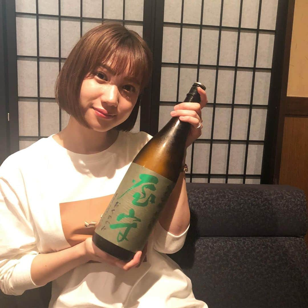 高野祐衣さんのインスタグラム写真 - (高野祐衣Instagram)「そういえば飲んだことのなかった﻿ 東京都のお酒！﻿ 東村山市にある酒造会社さん。﻿ ﻿ ﻿ ﻿ ﻿ 『屋守』 純米吟醸 無調整﻿ ﻿ みずみずフルーティーな香り。﻿ 含み香もよき！﻿ 甘みもあるけど﻿ 鼻にスーっと抜けるキレもある！﻿ おいしい！﻿ 正直、東京のお酒だからな〜。﻿ ってなめてた！おいしい！びっくり！﻿ ﻿ ﻿ ﻿ ﻿ ﻿ ﻿ ここで問題！﻿ ﻿ 『屋守』﻿ ﻿ さぁなんと読むでしょ〜！！！﻿ ﻿ ﻿ ﻿ ﻿ ﻿ チッチッチッ🕒﻿ ﻿ 『おくのかみ』でした〜🍶﻿ ちなみに、屋守を好きな人達のことを、﻿ 「やもらー」と呼ぶそう！﻿ そこは、やもらーなんだw﻿ ってなりました（笑）﻿ ﻿ ﻿ ﻿ #日本酒 #日本酒女子﻿ #尾守 #豊島屋酒造﻿ #純米吟醸 #無調整﻿ #ゆいぽんしゅ」9月10日 23時47分 - yuipooon12_06