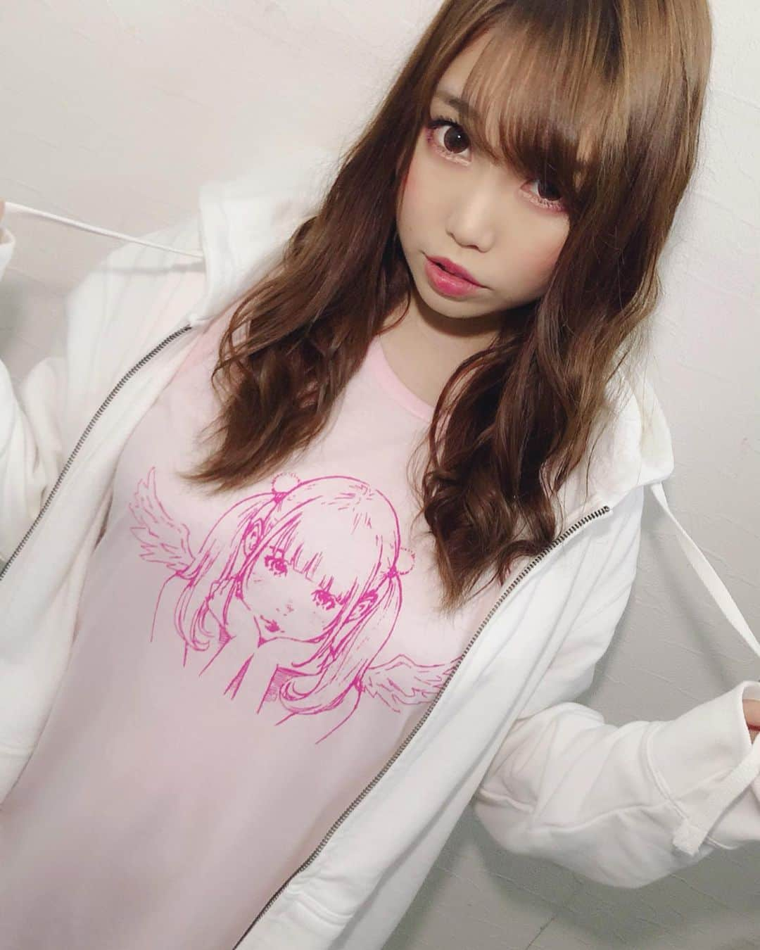 塚本舞さんのインスタグラム写真 - (塚本舞Instagram)「そして新作Tシャツは！  大好きな窪之内英策先生にイラストを描いていただきました！  女性用のワンピース型のピンク、 男女共用の白をご用意しております🎀  現在通販ページ調整中なので、みなさん是非ゲットして下さいね(*>ω<*)♡ 我ながら可愛すぎるグッズたち…どうぞよろしくお願いします！！！」9月10日 23時53分 - maipuni