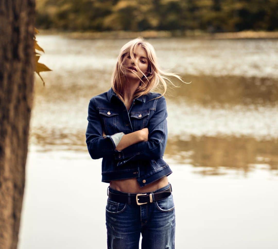 エリーズ・テイラーのインスタグラム：「@buffalojeans  @billykiddstudio」