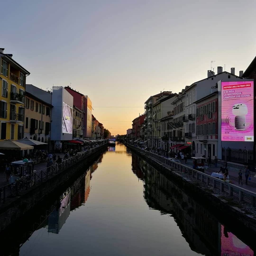 桐島瑞希さんのインスタグラム写真 - (桐島瑞希Instagram)「ミラノで行ったナヴィリオ運河💫 翌日ヴェネツィアに行く予定だったので、運河は別にいいかな〜と思いつつも、運河好きとしては、行ってみたかった！ アペリティーボのお店が沢山並んでいて、夕暮れ時はどこも人でいっぱい！活気が凄くて、イタリアなのに、東南アジアっぽさを感じた😂 風情はあるんだけど、大きな看板があるのが、ちょっと残念🤔  #milano #ミラノ #italy #イタリア #イタリア旅行 #海外旅行 #海外生活 #海外暮らし #海外旅行好きな人と繋がりたい #旅女 #travelphotography #旅スタグラム #旅したくなるフォト」9月10日 23時58分 - mizkirisiii