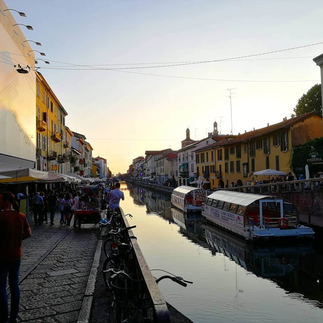 桐島瑞希さんのインスタグラム写真 - (桐島瑞希Instagram)「ミラノで行ったナヴィリオ運河💫 翌日ヴェネツィアに行く予定だったので、運河は別にいいかな〜と思いつつも、運河好きとしては、行ってみたかった！ アペリティーボのお店が沢山並んでいて、夕暮れ時はどこも人でいっぱい！活気が凄くて、イタリアなのに、東南アジアっぽさを感じた😂 風情はあるんだけど、大きな看板があるのが、ちょっと残念🤔  #milano #ミラノ #italy #イタリア #イタリア旅行 #海外旅行 #海外生活 #海外暮らし #海外旅行好きな人と繋がりたい #旅女 #travelphotography #旅スタグラム #旅したくなるフォト」9月10日 23時58分 - mizkirisiii