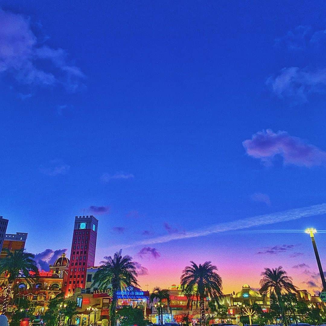 Tattyのインスタグラム：「夕日と一緒に写った北谷のアメリカンヴィレッジ、綺麗だった☺️🌈❤️ #北谷 #アメリカンビレッジ #アメリカンヴィレッジ  #americanvillage #okinawa #沖縄　#ANAタビキブン」