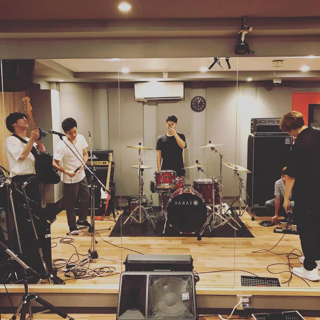石川龍のインスタグラム：「今週末9月15日は下北沢でTOKYO CALLING 2019に出演。ザチャレのリハでした！ とても久しぶりのCLUB Queでのライブ、楽しみでございます。 出番は18:30から。ぜひどうぞ！ #ザチャレ」