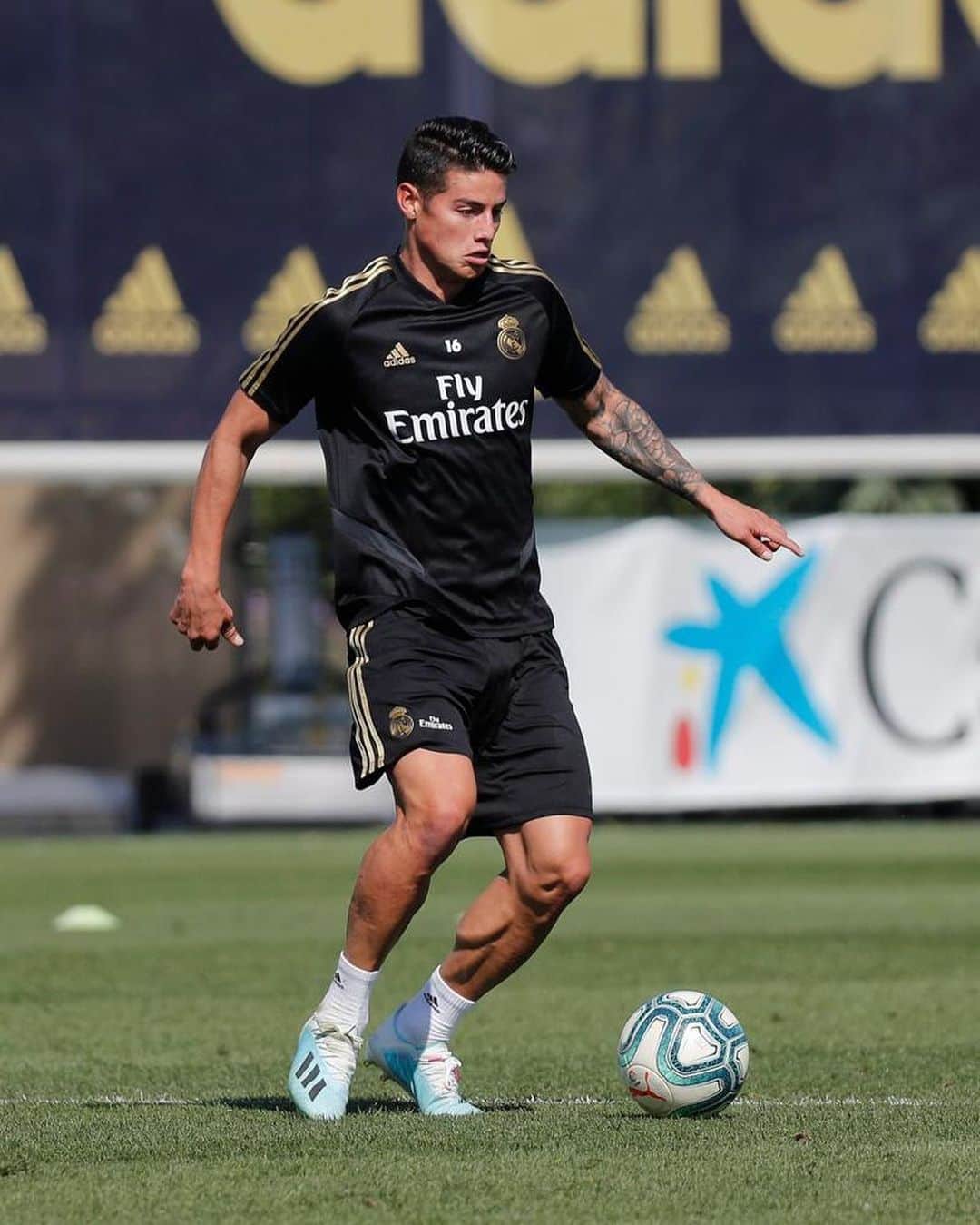 ハメス・ロドリゲスのインスタグラム：「⚽️😍」