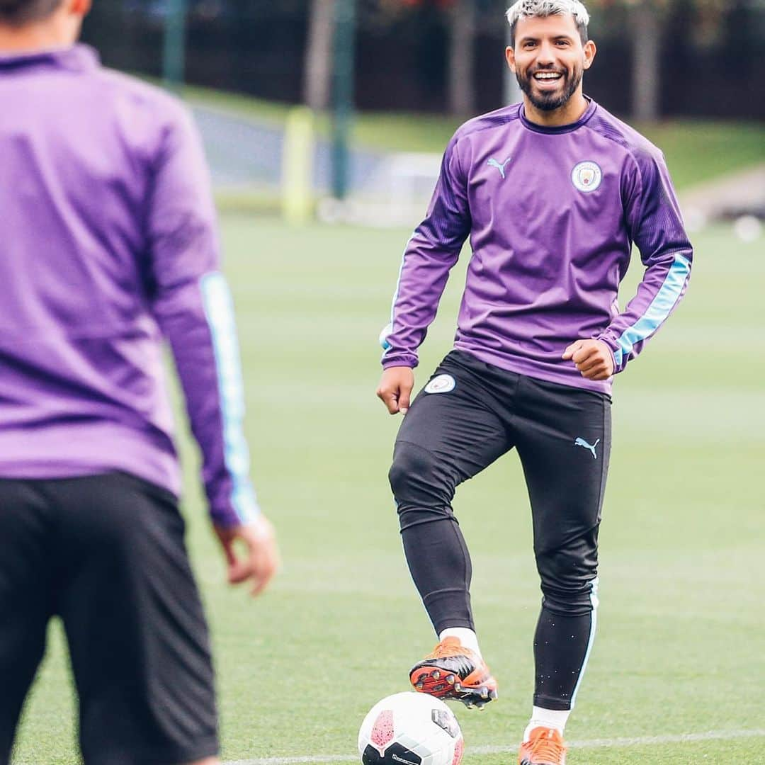 マンチェスター・シティFCさんのインスタグラム写真 - (マンチェスター・シティFCInstagram)「Thirsty work! 💦🏃‍♂️ #mancity」9月11日 0時13分 - mancity