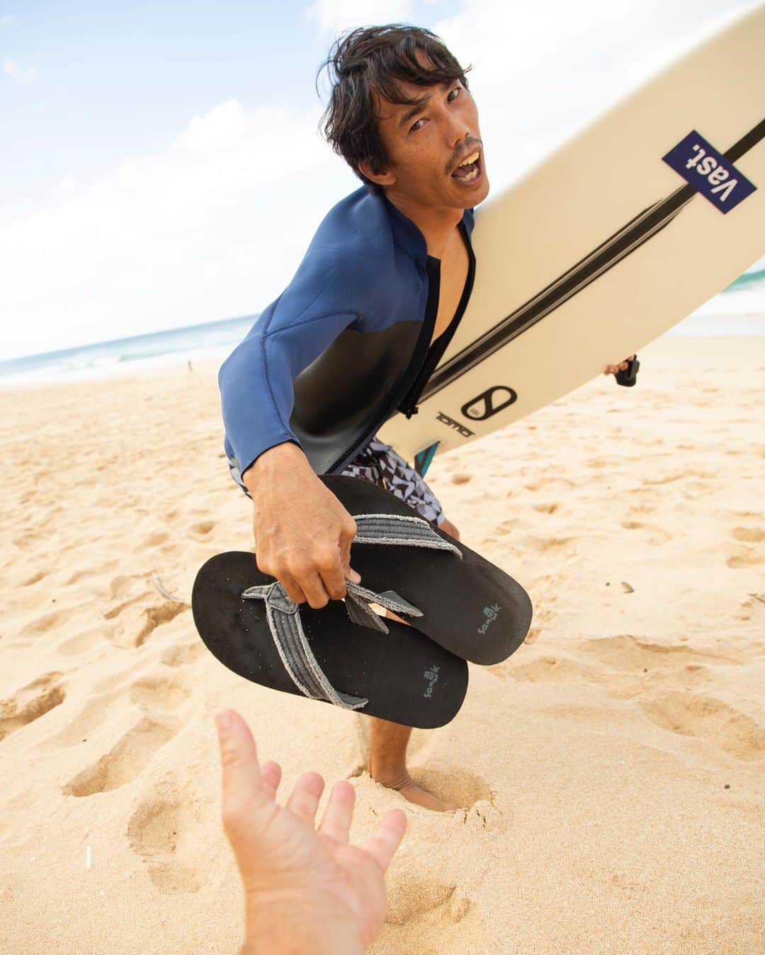サヌークさんのインスタグラム写真 - (サヌークInstagram)「“Hold da slippahs, cuz. Out there!” @Macy__Mullen, making sure no one steals his favorite Sanuks while surfing. #Sanuk #SmilePassItOn」9月11日 0時20分 - sanuk