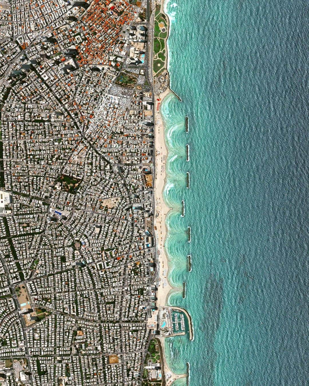 Daily Overviewさんのインスタグラム写真 - (Daily OverviewInstagram)「Located on the coast of the Mediterranean Sea, Tel Aviv is the second most populous city in Israel and is recognized as the country's financial center and a major technology hub. With a city plan dating back to the 1920’s, Tel Aviv was constructed with a hierarchical system of streets laid out in a grid and large blocks consisting of small-scale dwellings that surround central, open spaces. /// Created by @benjaminrgrant, source imagery: @maxartechnologies」9月11日 0時23分 - dailyoverview
