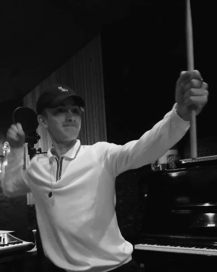 ジョニー・オーランドのインスタグラム：「new? music?」