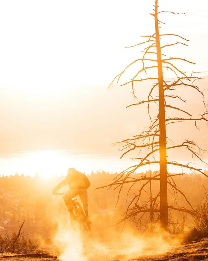 patagoniaさんのインスタグラム写真 - (patagoniaInstagram)「Summer dust lingers on the Rocky Screech trail, making for golden views down onto Okanagan Lake and the town of Kelowna, British Columbia.⁠ Photo: @ryancreary⁠」9月11日 1時01分 - patagonia