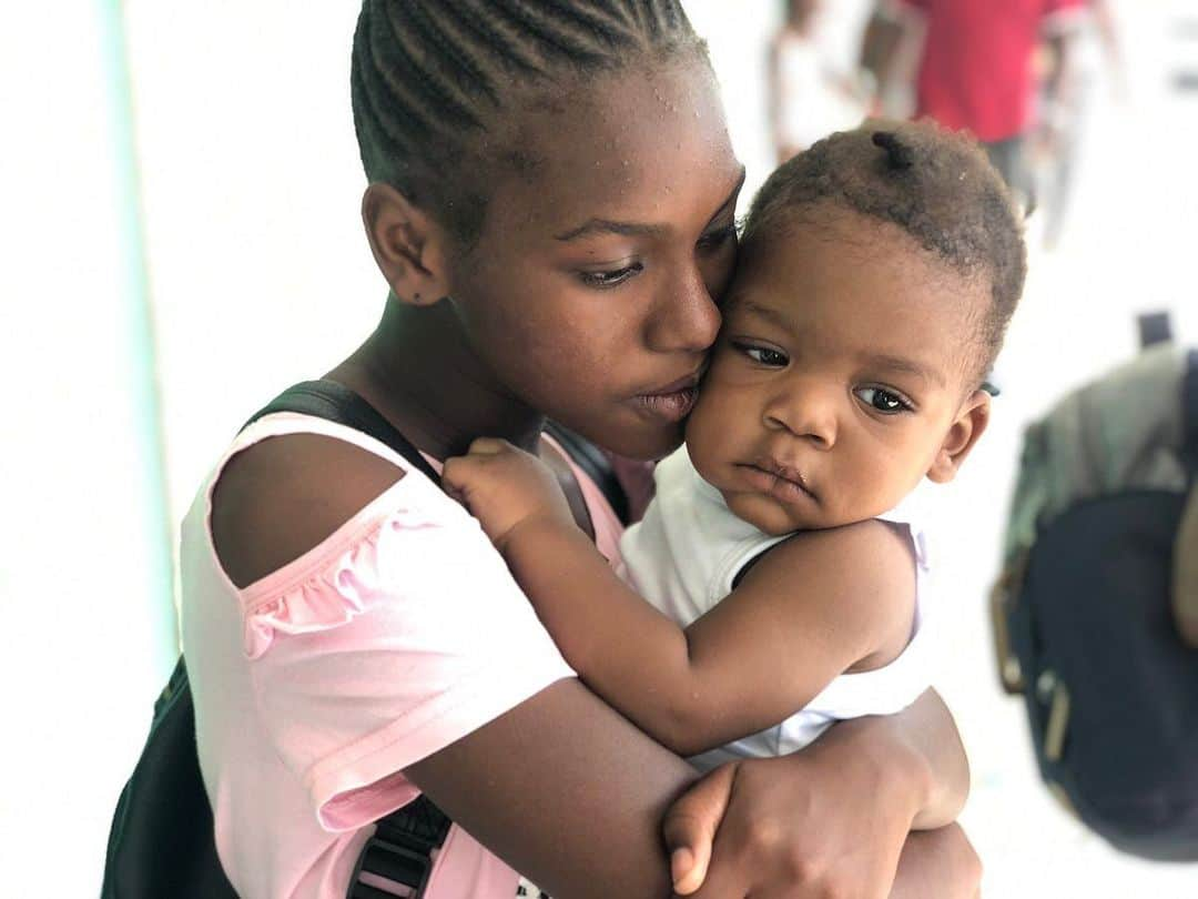 NBC Newsさんのインスタグラム写真 - (NBC NewsInstagram)「This is Samara Martin and her 7-month-old son, Xavier. Their home in Abaco is destroyed, and she’s now searching for proper documentation to come to the United States. Tap the link in our bio for the latest on the devastation left by Dorian in the #Bahamas. . 📷 @gabegutierrez」9月11日 1時28分 - nbcnews