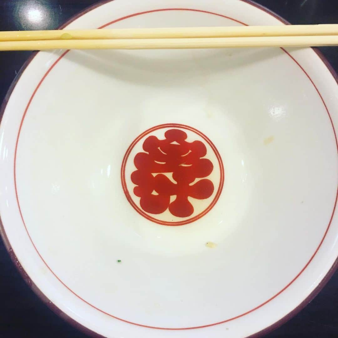 宮田麺児さんのインスタグラム写真 - (宮田麺児Instagram)「ボストンから帰ってきた 大西くんに逢いに。 究極のラーメン鉢がまさかの海を渡ってアメリカへ 今は究極のラーメン鉢だけどいつかこのラーメン食べたいが普通のラーメン鉢になることを夢見て。  にしぶち飯店 tsurumen 究極のラーメン鉢。」9月11日 1時48分 - miyatamenji