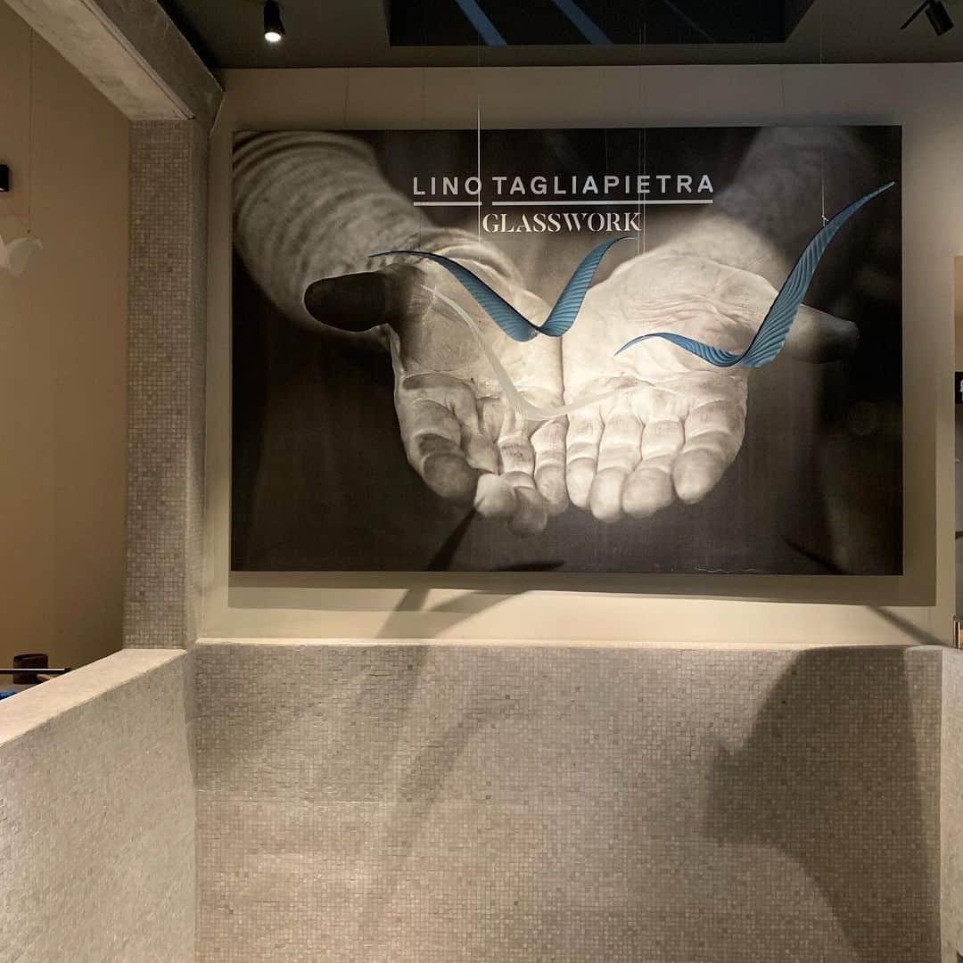 のインスタグラム：「Last Saturday it was the day of the Lino Tagliapietra’s art exhibition vernissage in Punta Conterie, the new cultural hub of Venice in Murano. His glasswork it was “simply” extraordinary and so it was the place. Punta Conterie is art, restaurant, boutique, and more. Italesse is honored to be there with its products and excited about new ideas, which will born there. Stay tuned!  @puntaconteriemurano @linotagliapietra #glasswork #italesse #glass #art #venice #murano #emotions #senses #glassware #wonderful #colors」