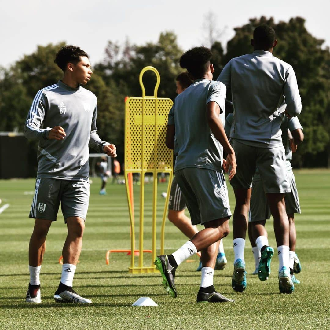 フラムFCさんのインスタグラム写真 - (フラムFCInstagram)「A crisp autumnal day to partake in football 🍂 #FFC」9月11日 2時12分 - fulhamfc