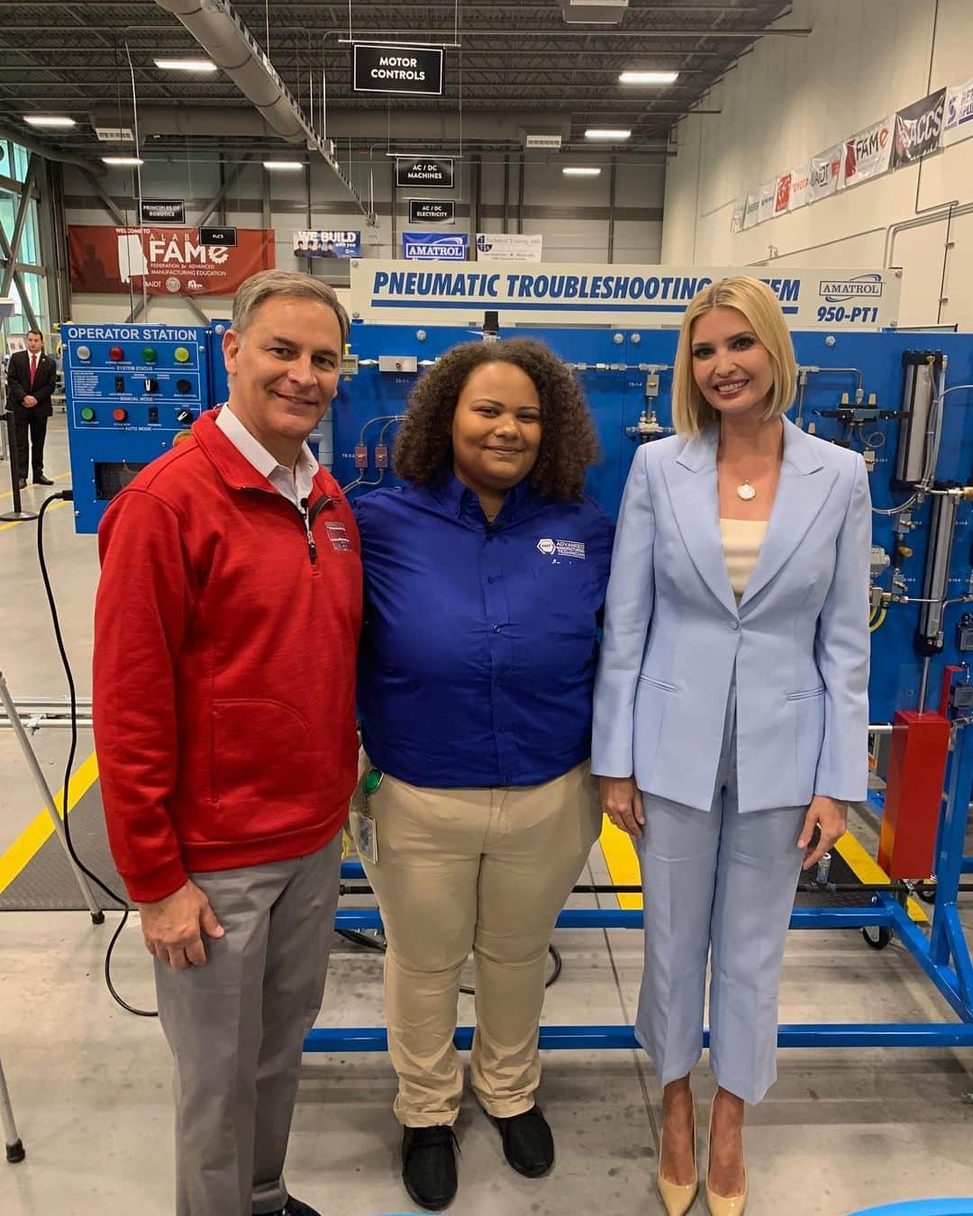 イヴァンカ・トランプさんのインスタグラム写真 - (イヴァンカ・トランプInstagram)「Incredible day in Tanner, AL where I met several students who are participating in cutting edge manufacturing training programs through FAME at the Alabama Robotics Technology Park.  Today, we were also excited to announce that the National Association of Manufacturers will be spearheading Toyota’s FAME program to expand apprenticeship programs across the Nation! #PledgetoAmericasWorkers #WorkforceDevelopment」9月11日 2時18分 - ivankatrump