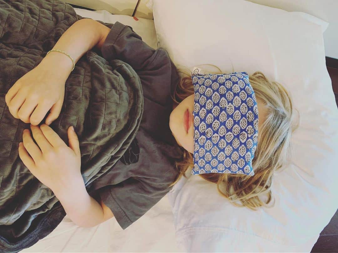 ジャシンダ・バレットのインスタグラム：「When I let go of what I am, I become what I might be. #nevertooyoung to #meditate」
