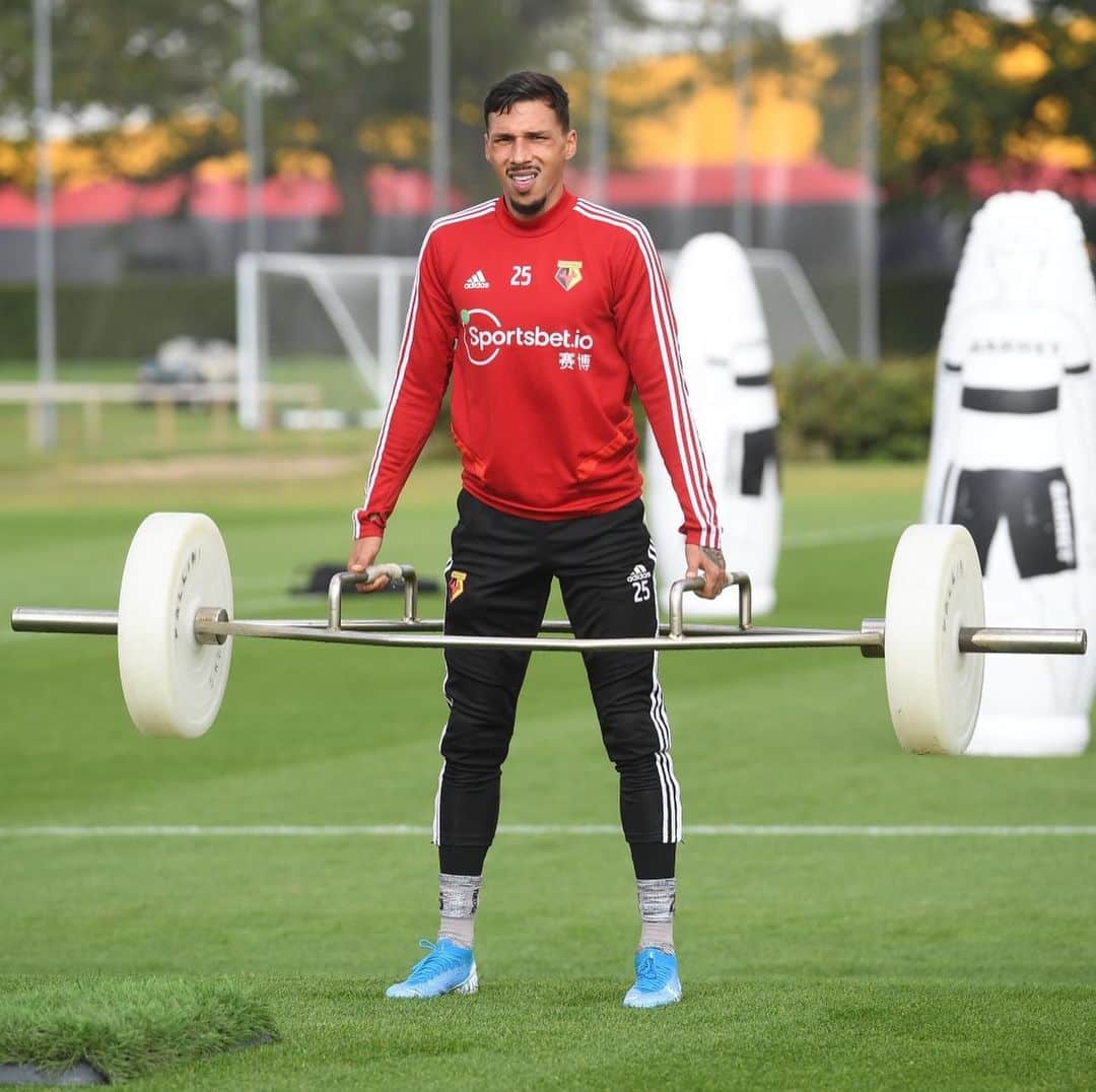 ヨゼ・ホレバスのインスタグラム：「Working hard 💪🏼 #premierleague #watfordfc #practice」