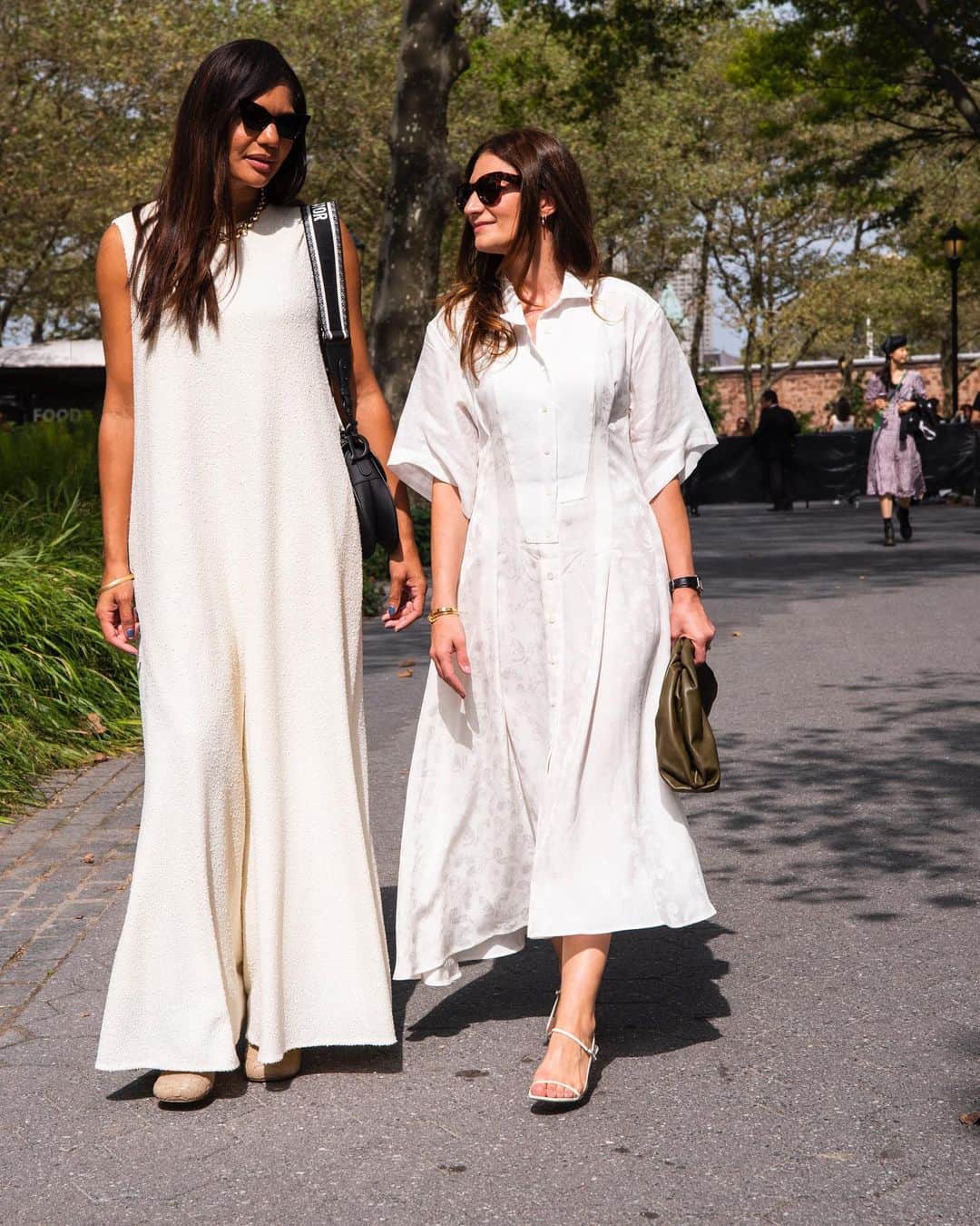 Harrodsさんのインスタグラム写真 - (HarrodsInstagram)「HARRODS AT THE SHOWS | Fashion Director @lydsking and Head of Womenswear @mariamilano make a stellar case for wearing white after Labour Day.  #Harrods #HarrodsFashion #HarrodsAtTheShows #NYFW  Photographer: @tomchapman8」9月11日 2時33分 - harrods