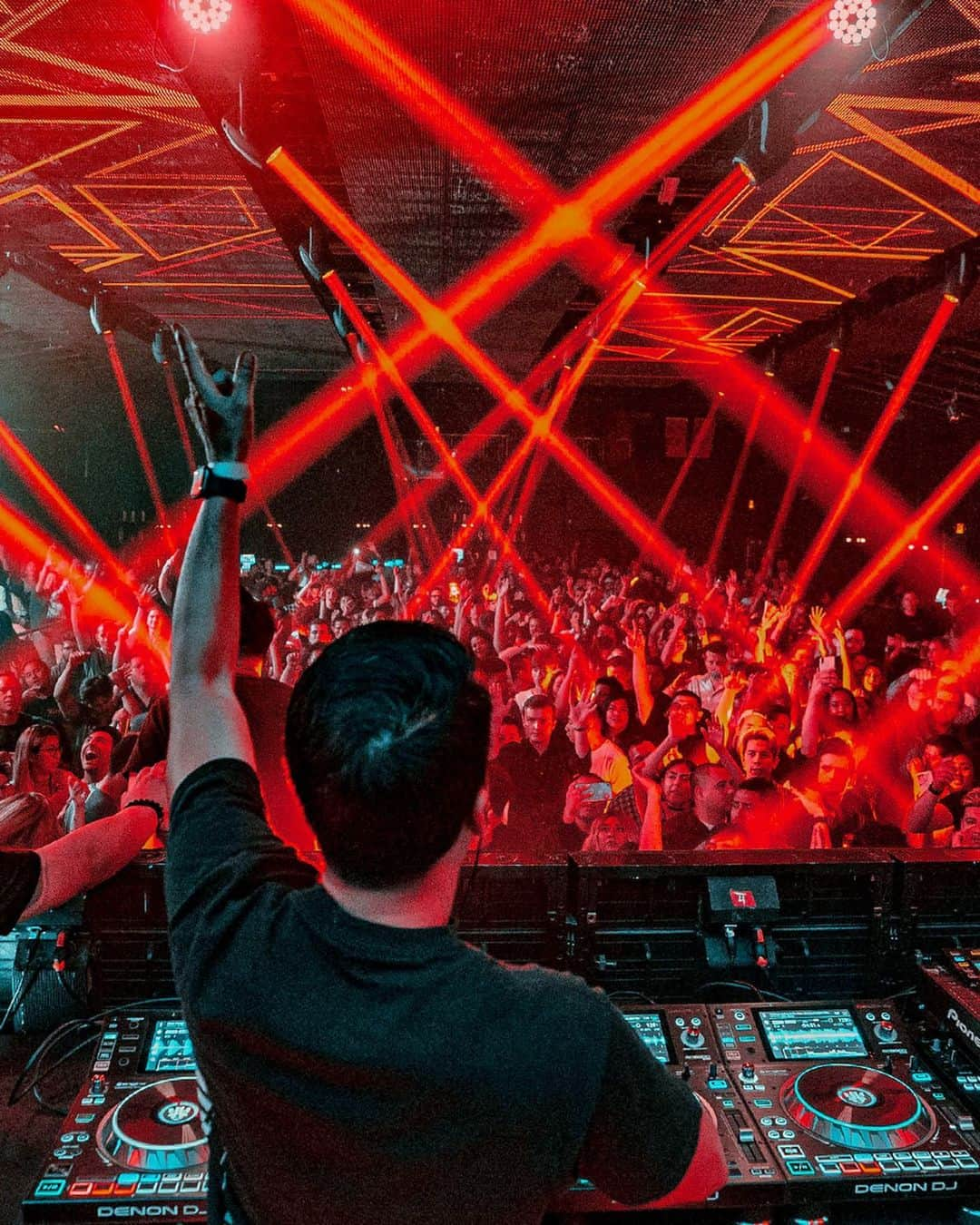 レイドバック・ルークさんのインスタグラム写真 - (レイドバック・ルークInstagram)「What a weekend, what a club! @academy__la bringing out all the lasers for my show last weekend! It was super good to play in front of this crowd and I got a great response! Currently working on my VLOG for this Friday and I have a stacked weekend with 3 shows! 😅 Who am I seeing where! 😉. . Photos by @alexvarsa for @academy__la and @subjekmedia 🙏🏽」9月11日 2時41分 - laidbackluke