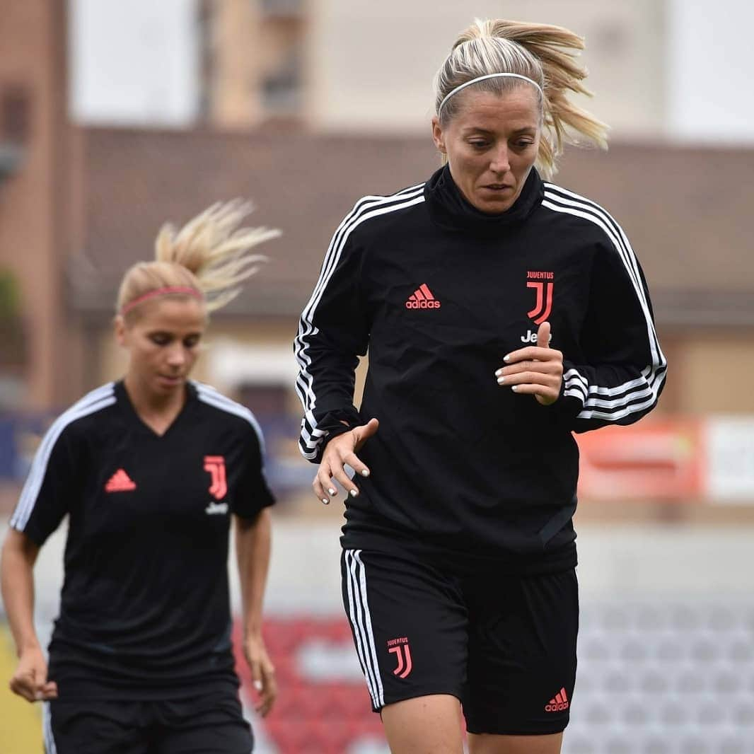 ユヴェントスFCさんのインスタグラム写真 - (ユヴェントスFCInstagram)「Getting ready for @uwcl 🌟  #JuventusWomen #JuveBarça」9月11日 2時41分 - juventus