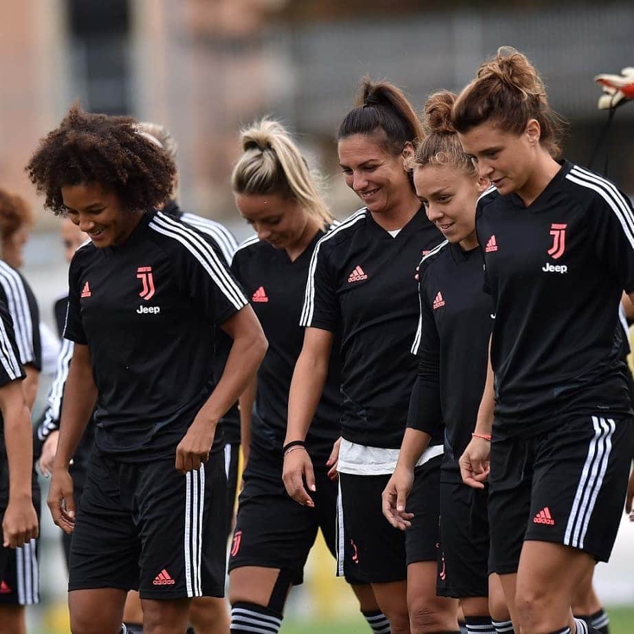 ユヴェントスFCさんのインスタグラム写真 - (ユヴェントスFCInstagram)「Getting ready for @uwcl 🌟  #JuventusWomen #JuveBarça」9月11日 2時41分 - juventus