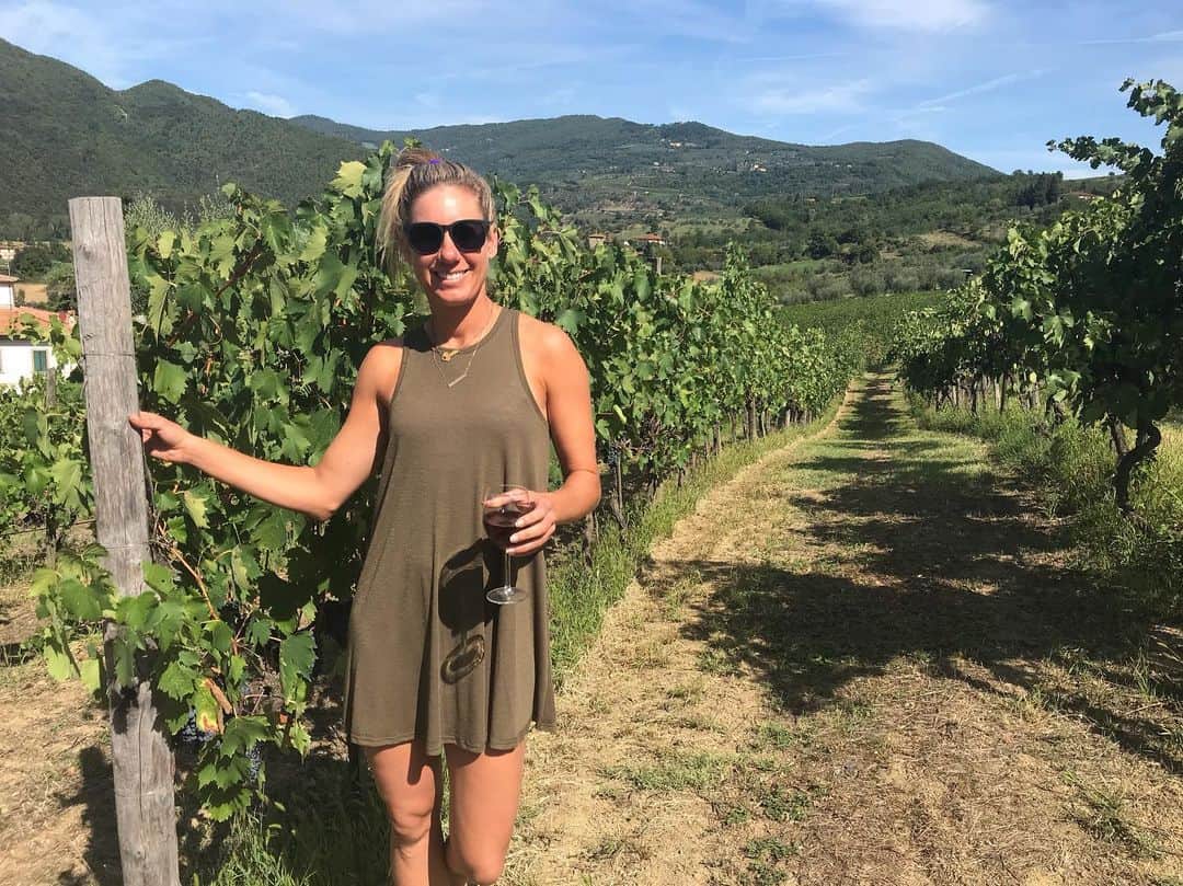エイプリル・ロスのインスタグラム：「Staying on a small vineyard in Tuscany for a few days, brb.」
