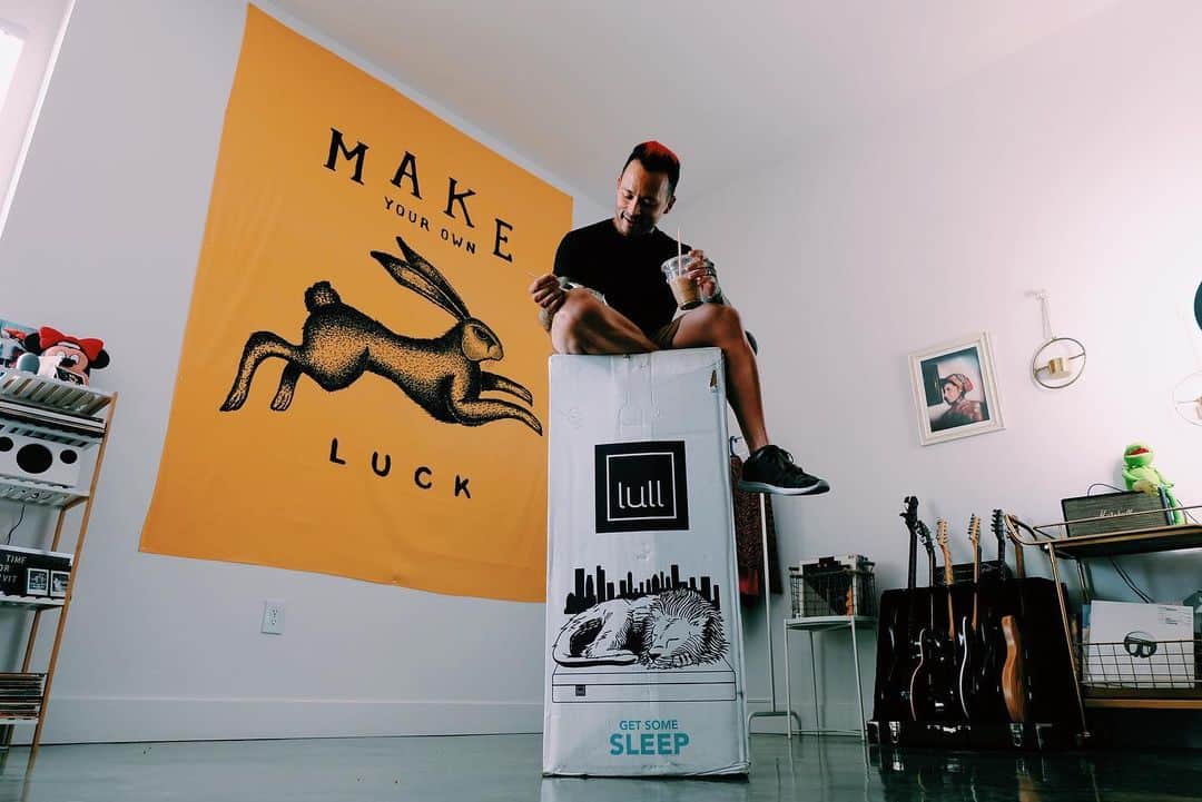 ニック・マーティンのインスタグラム：「It was time to get a new bed in the Martin household. Much love to the fine folks at @lullbed for taking care of us & our backs. Our bird, Chou Chou, also approves (Zoom in to find her hiding out). Get $150 off with Lull’s "Back to School Sale" at lull.com/nickmartin #ad #getyourlullon」