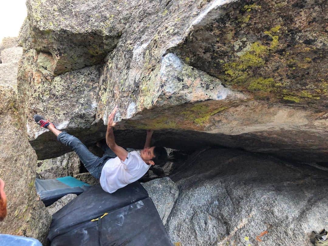 ポール・ロビンソンのインスタグラム：「Solid Lincoln lake day yest! Temps are finally getting colder and I am really looking forward to a few projects on the horizon. Really fun working out this new one with @jeremy_fullerton and @lizzy.ellison , “puma pants sit start” V11/8A. #bouldering photo: @lizzy.ellison」