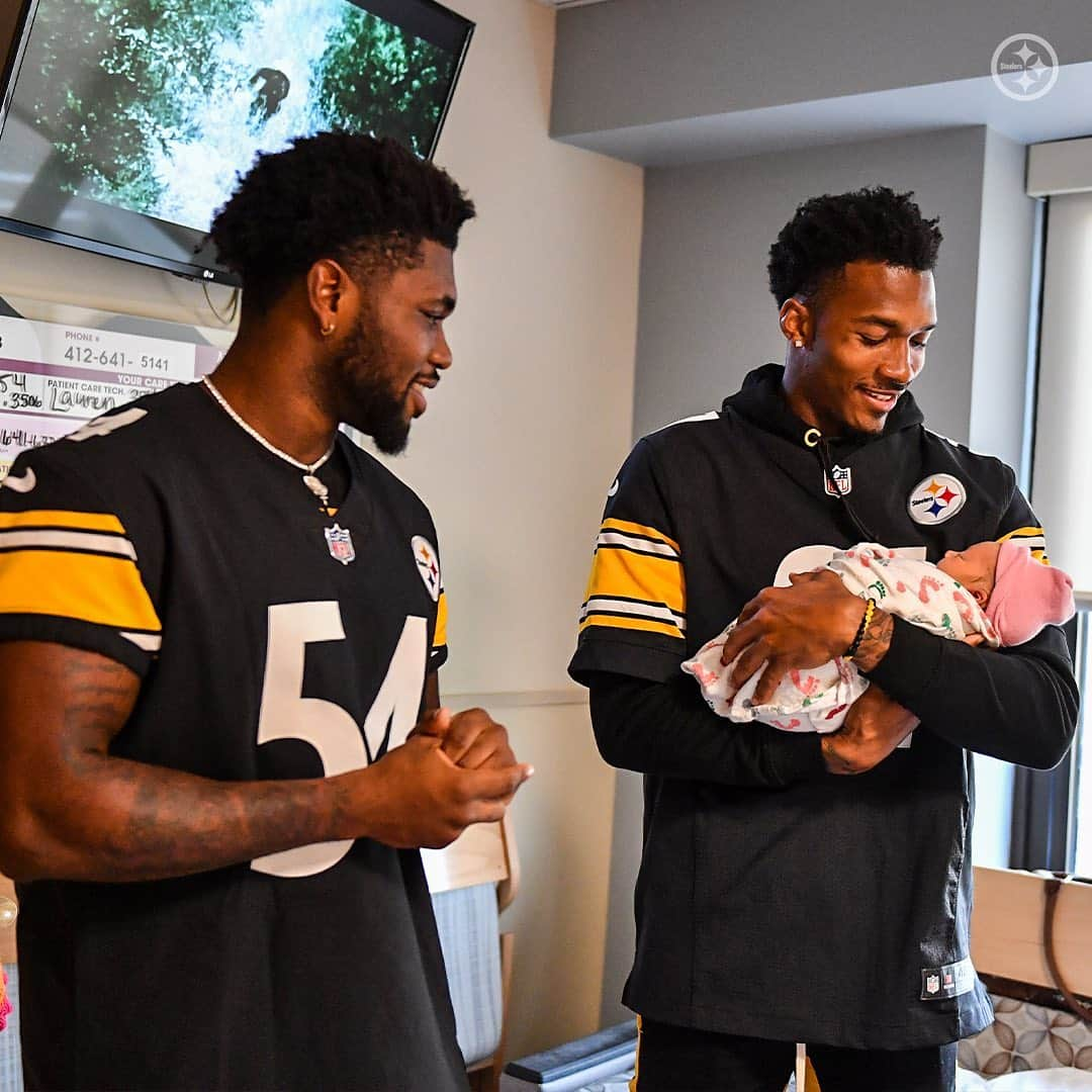 ピッツバーグ・スティーラーズさんのインスタグラム写真 - (ピッツバーグ・スティーラーズInstagram)「You're born into Black & Gold.  Our rookies stopped by UPMC Magee-Womens Hospital to meet some of the newest members of #SteelersNation. @upmchealthbeat #SteelersHuddlefor100」9月11日 3時02分 - steelers