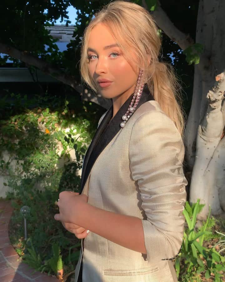 サブリナ・カーペンターのインスタグラム：「vogue lol」