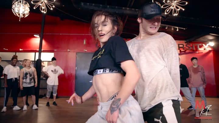 Nika Kljunのインスタグラム：「You guys - we still have ONE more day until the Universal Dance Awards @udahollywood ! 😁 Thank you so much to everyone who has voted for me for #FavoriteDanceClassVideo ! Your support means the world, really. There’s still a little time left to vote! Head on over to www.udahollywood.com if you want to show some love, too! ❤️🙏🏼😊 . In case you haven’t seen the video yet go on YT and check all the beautiful dancers in it. 🥰 This was such a soul fulfilling class and I couldn’t be happier but to see everyone in class smiling, connecting to their emotions and dance freely. 😇🦋 . Thank you as well to @robfish_inc for capturing this dance so beautifully. 🤗🙏🏼 . Also, thank you to everyone who came out to my class at @mdcdance last night! Finally I’m back haha (for 2 weeks only)!! The energy was so fun - I had the best time with you all. Be on the lookout for my next one! 😉 . #universaldanceawards #universalstudios #couplevideos #lovecouple #friendsgoals #lovefordance #creatinghistory #dancelife #shawnmendes #IfICantHaveYou #gratefulheart❤️」